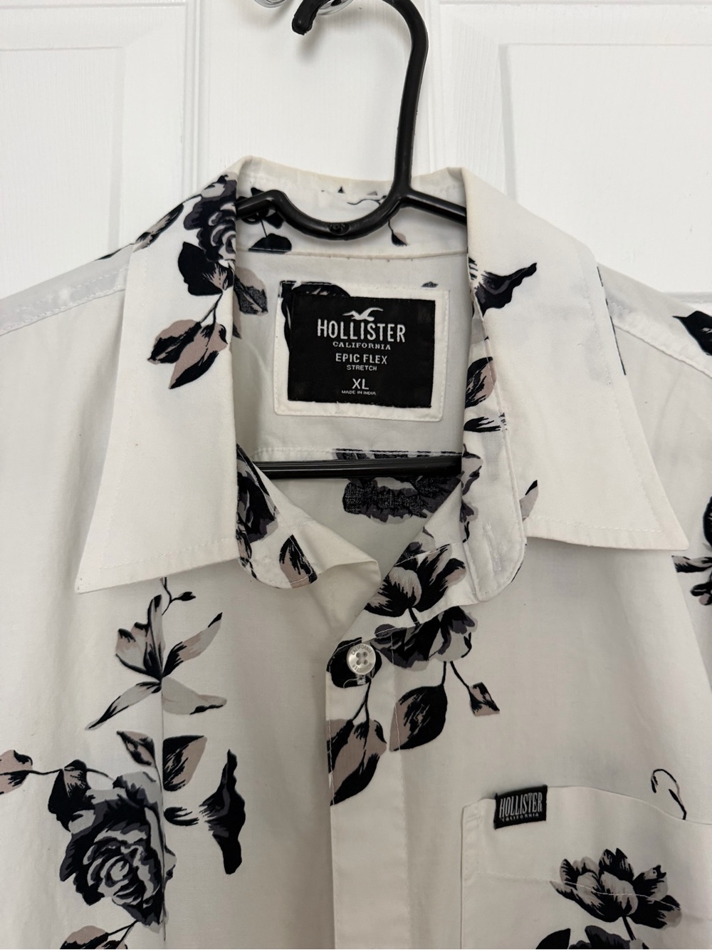 Hollister White Short-Sleeve Button-Up Shirt with Black Floral Print - Picture 3 of 5